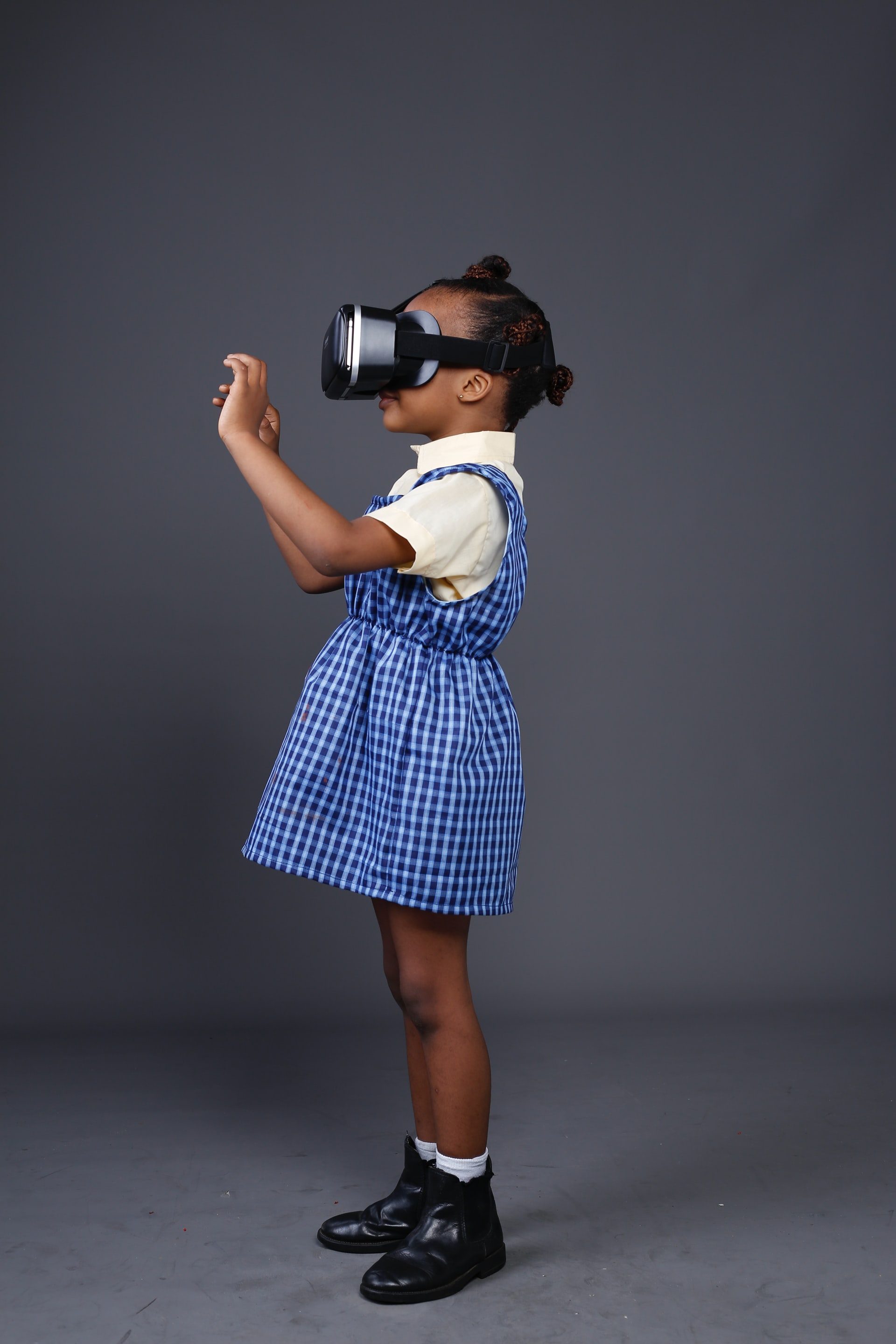Bambina con visore di realtà virtuale