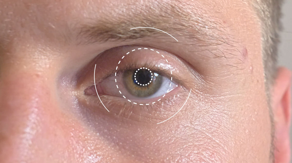 occhio di un ragazzo con eye-tracker